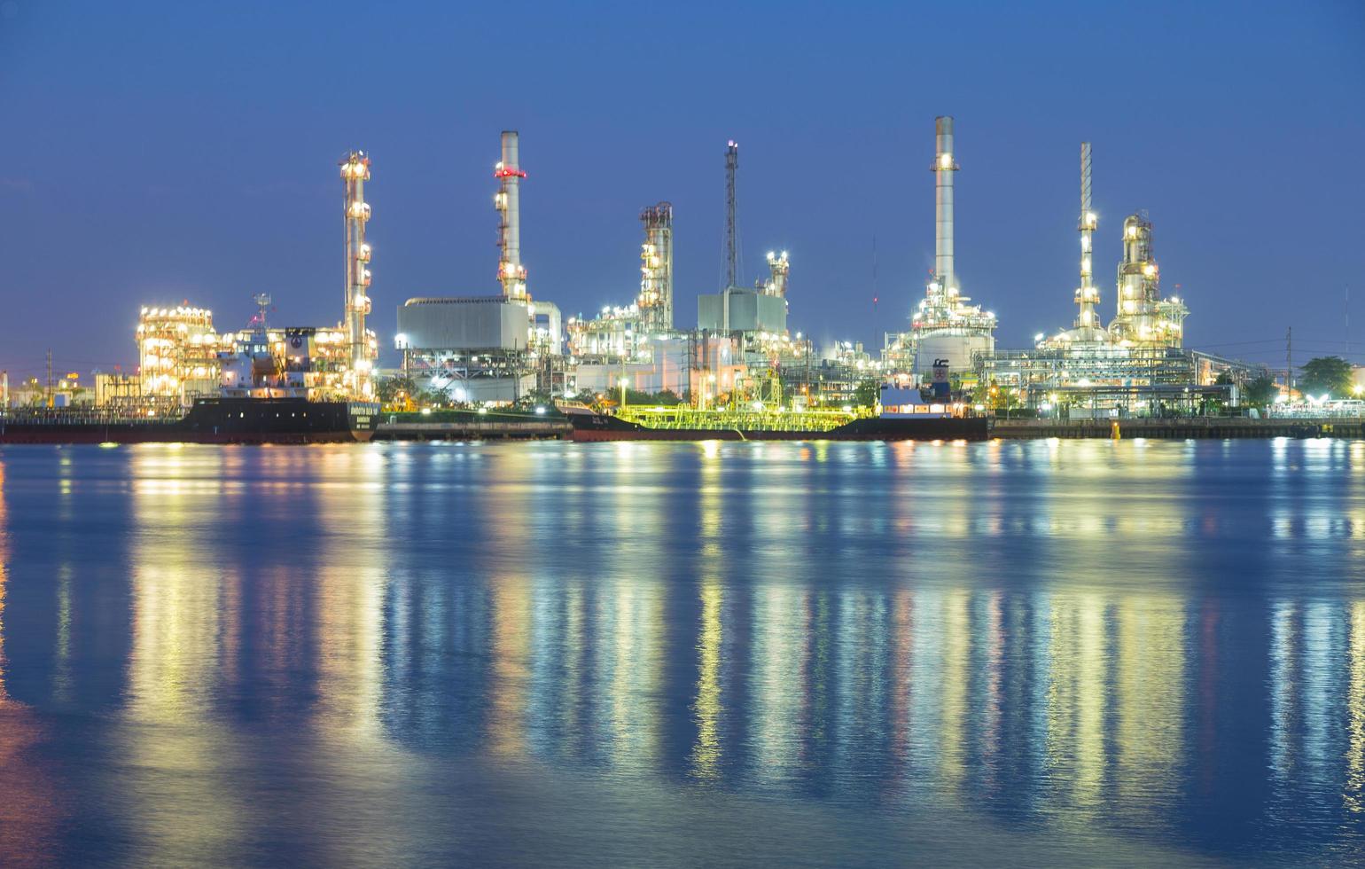 Refinería de petróleo en Bangkok por la noche foto