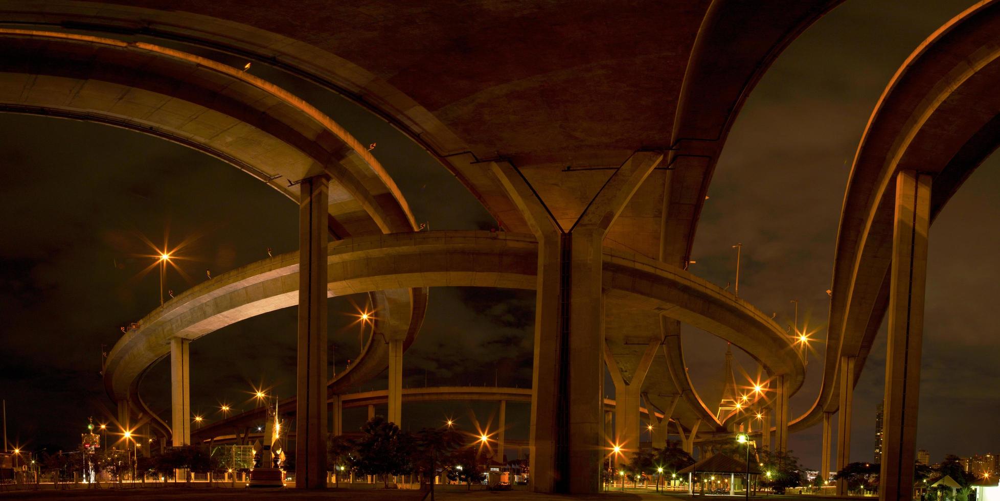 bajo el puente por la noche foto