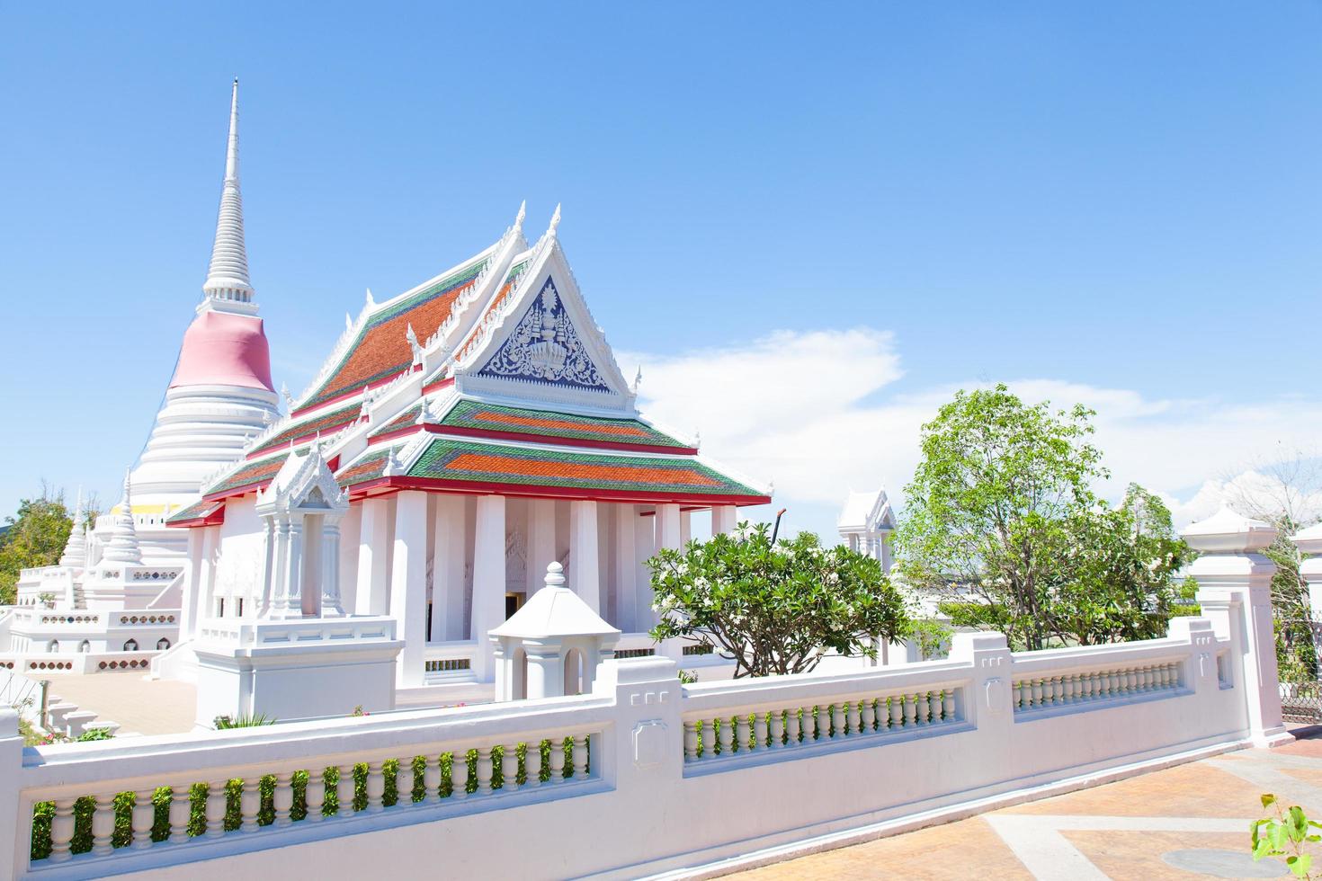 templo blanco en tailandia foto