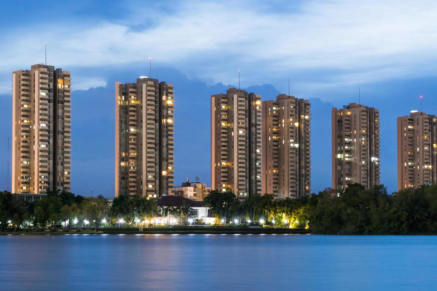 edificios de condominios en el crepúsculo foto