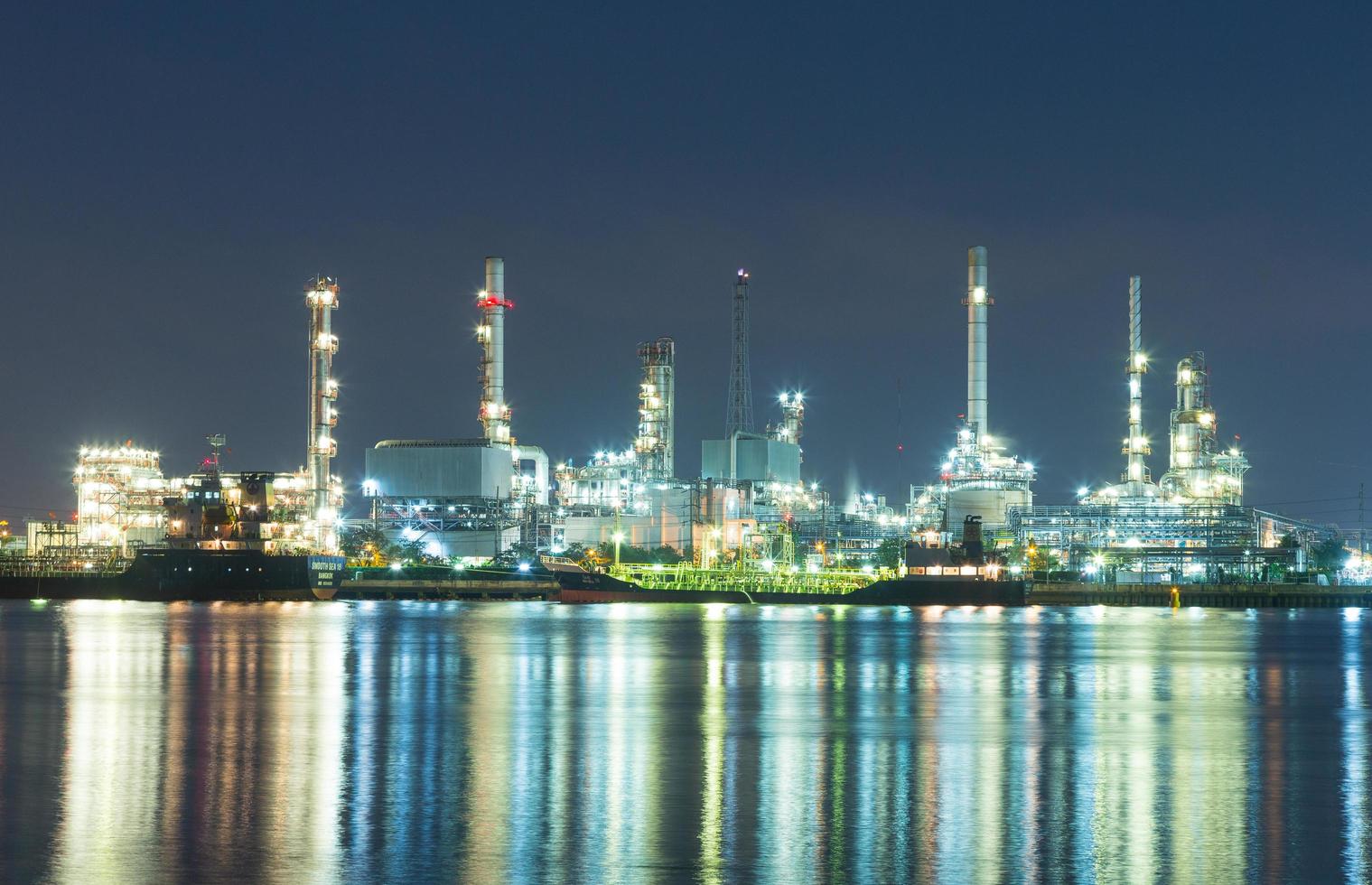 refinería en tailandia por la noche foto