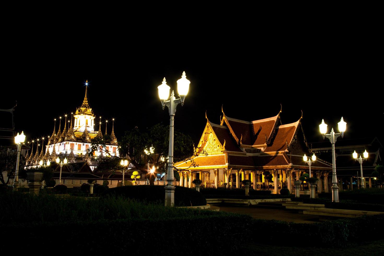 templo y palacio en la noche en tailandia foto