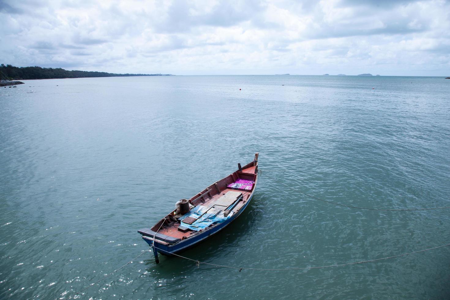 Barco pesquero amarrado en el mar en Tailandia foto