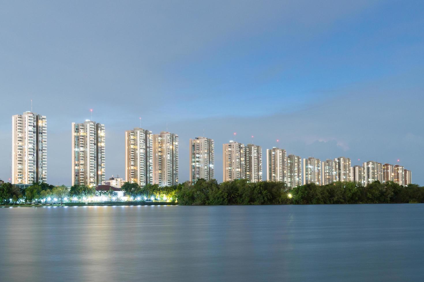 edificios de condominios en el crepúsculo foto