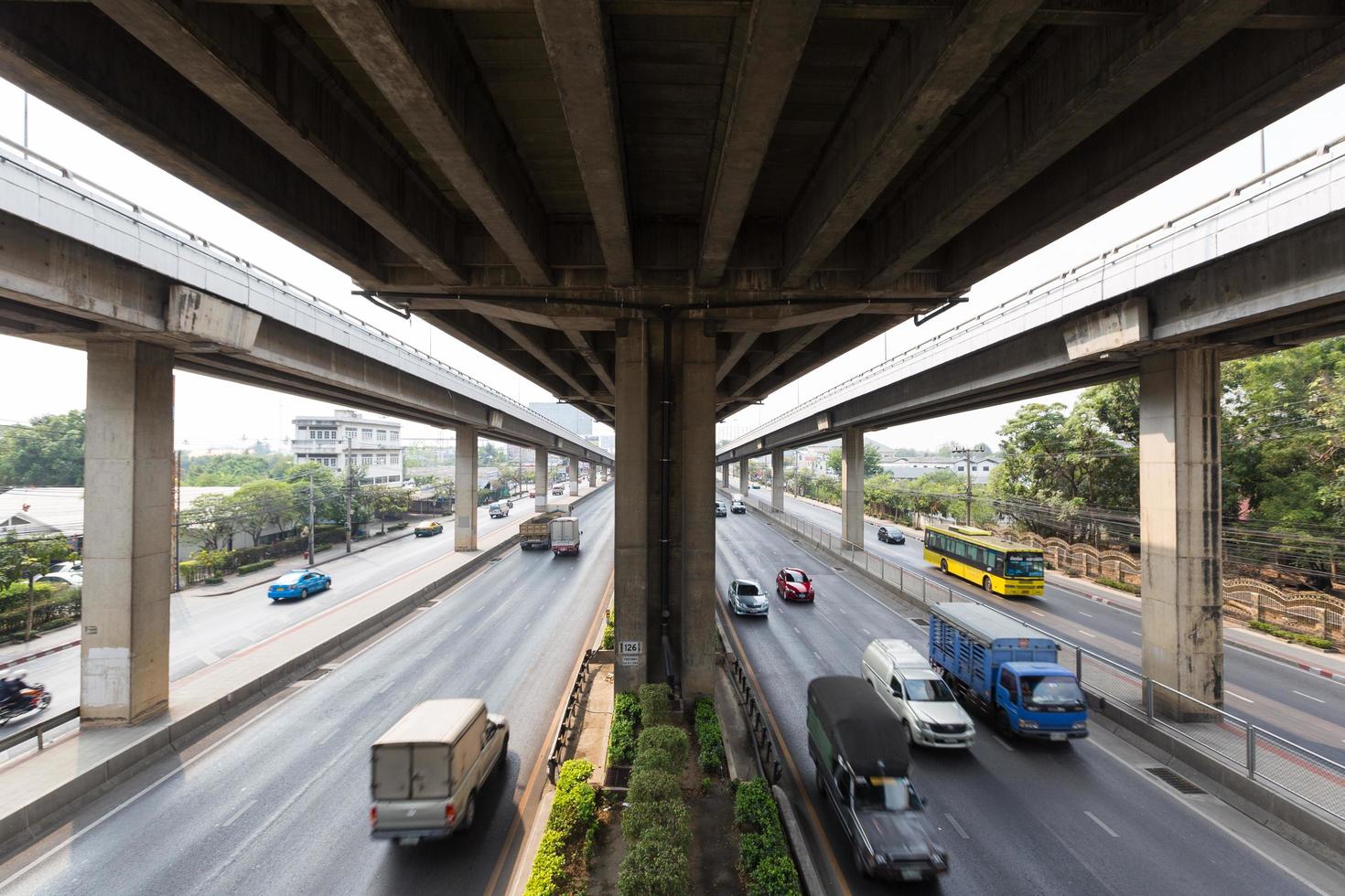 tráfico de automóviles bajo el puente en bangkok foto