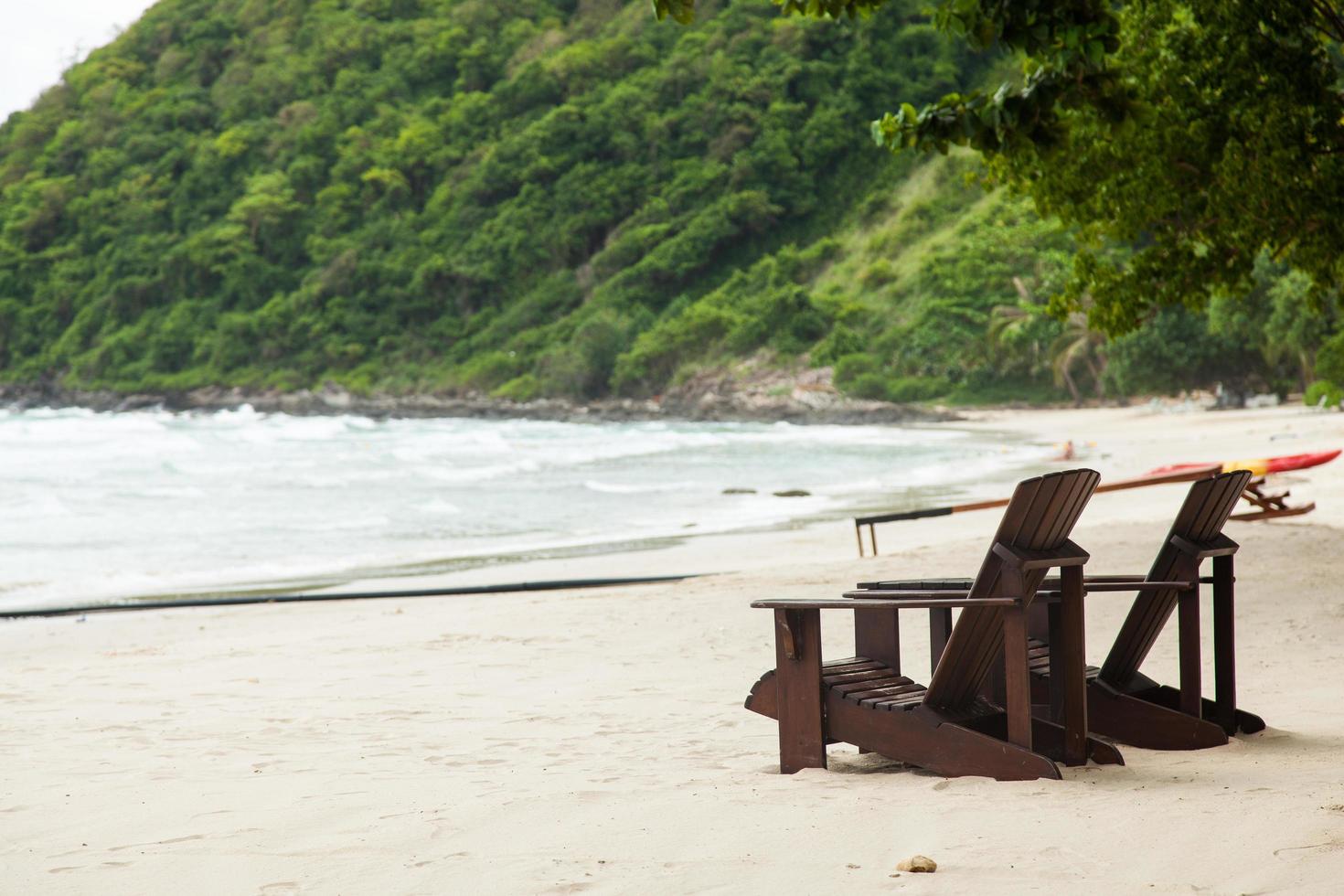 sillas de madera en la playa. foto