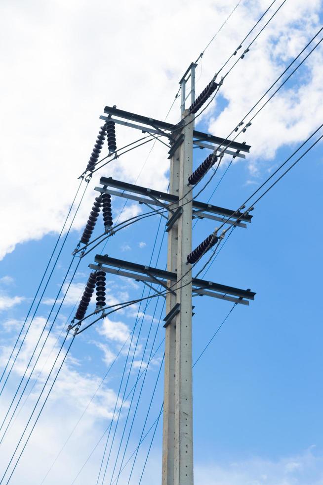 poste de energía con cables foto