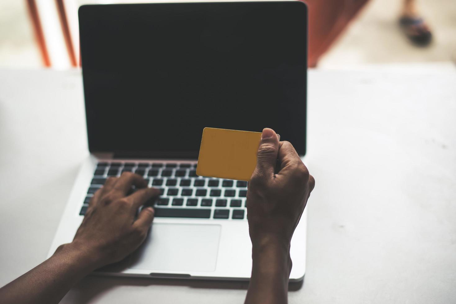 empresaria sentada en la computadora haciendo una compra en línea foto