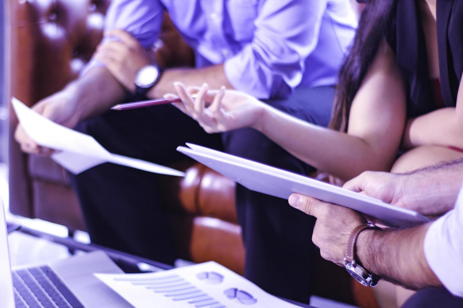 personas que trabajan en un problema empresarial foto