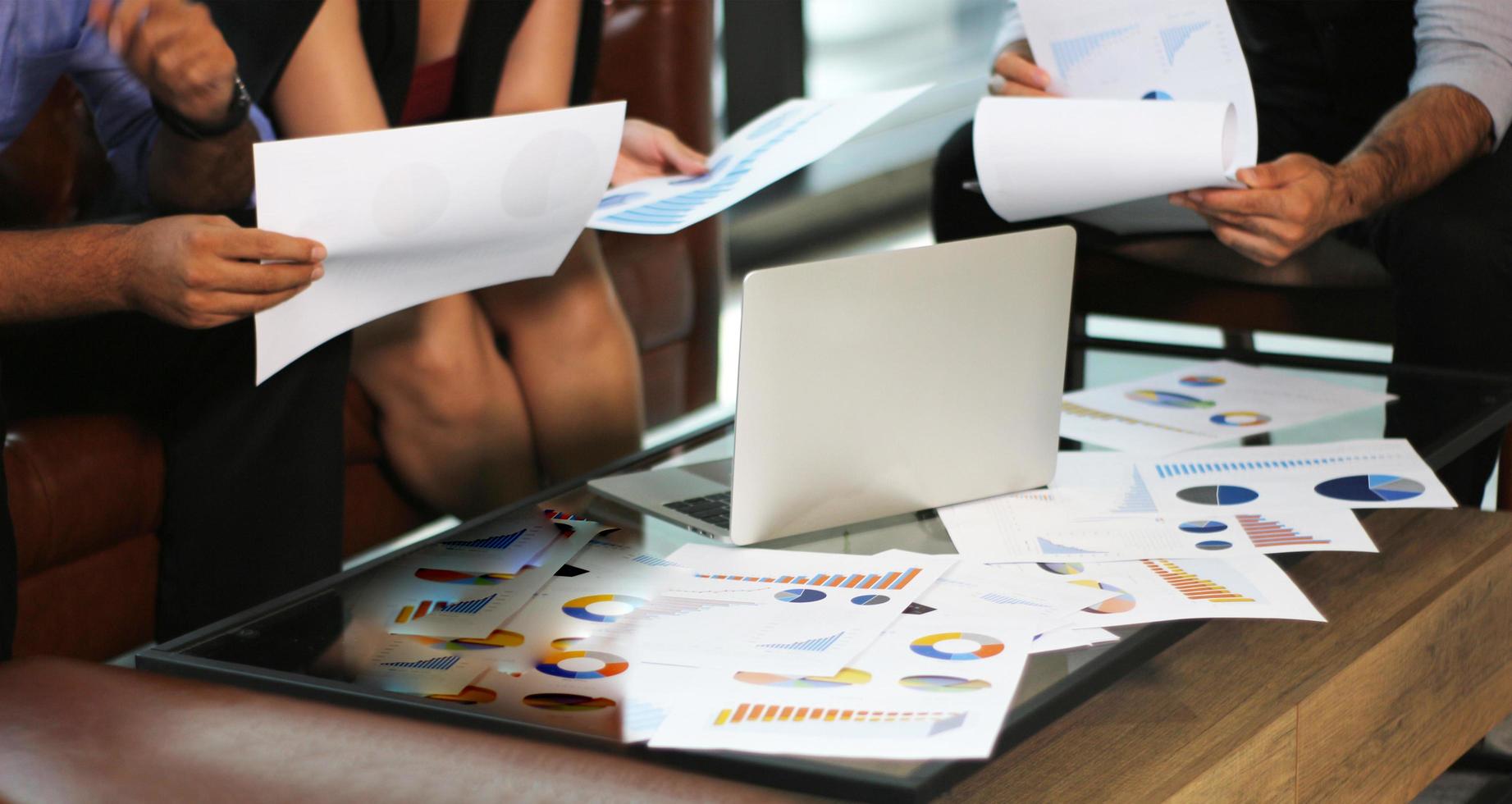 profesionales en reuniones de negocios foto