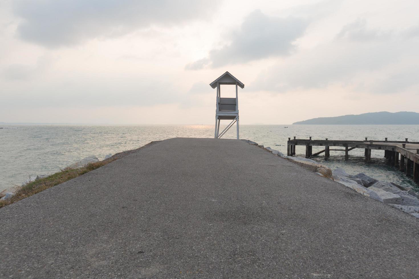 pequeño faro junto al mar foto