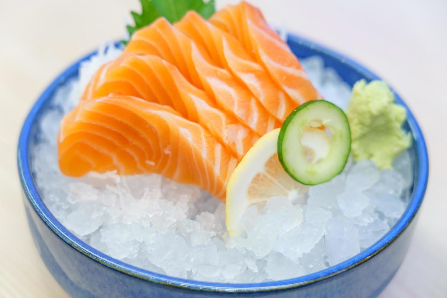 sashimi de salmón con hielo servir foto