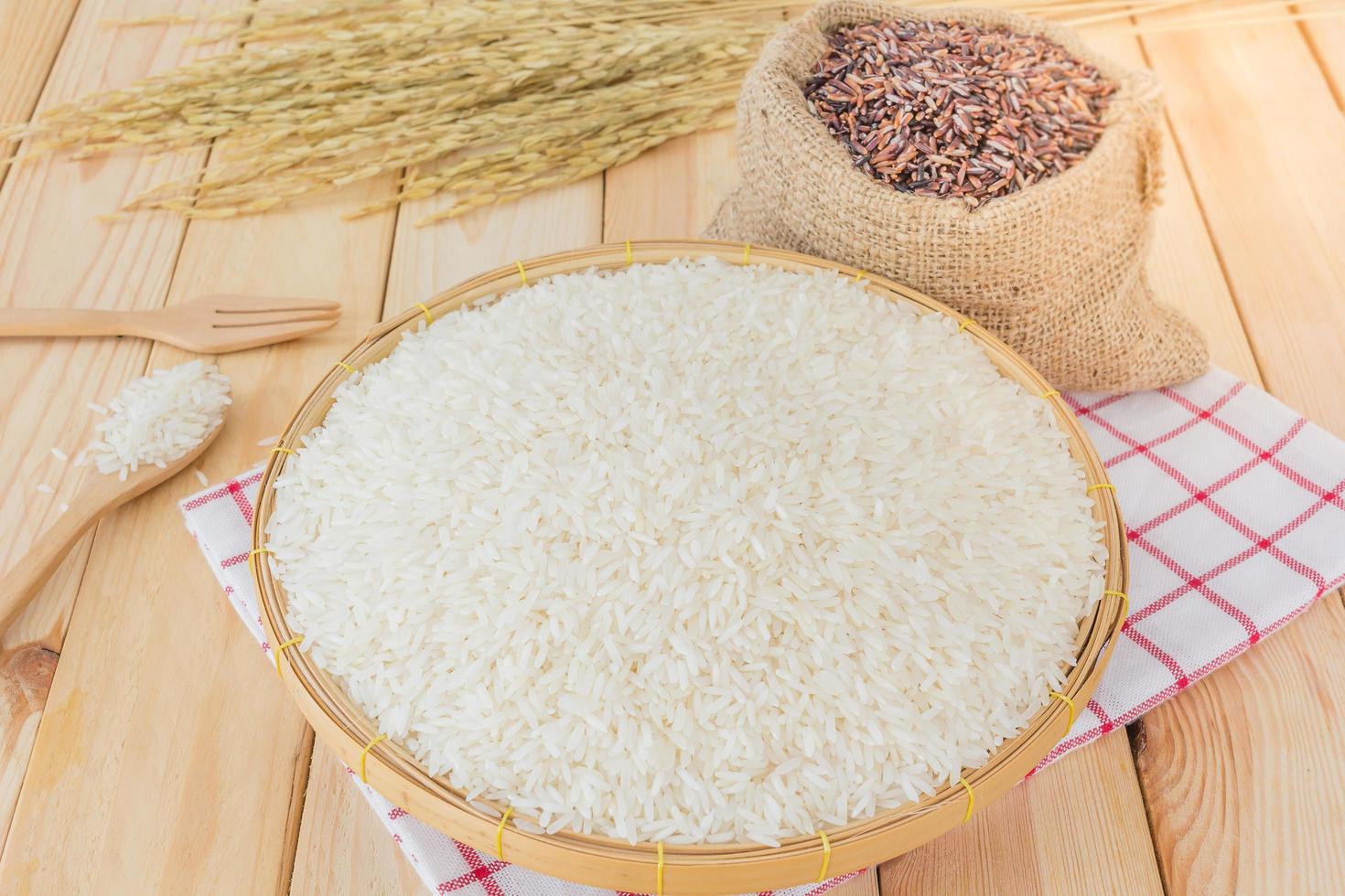 arroz blanco con jazmín tailandés y arroz con arándanos foto