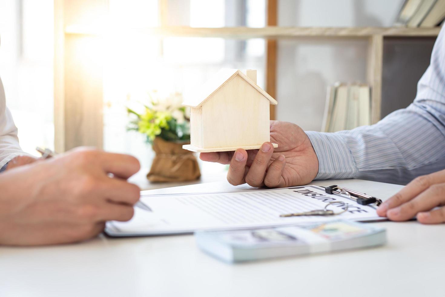 persona que firma un contrato de vivienda foto