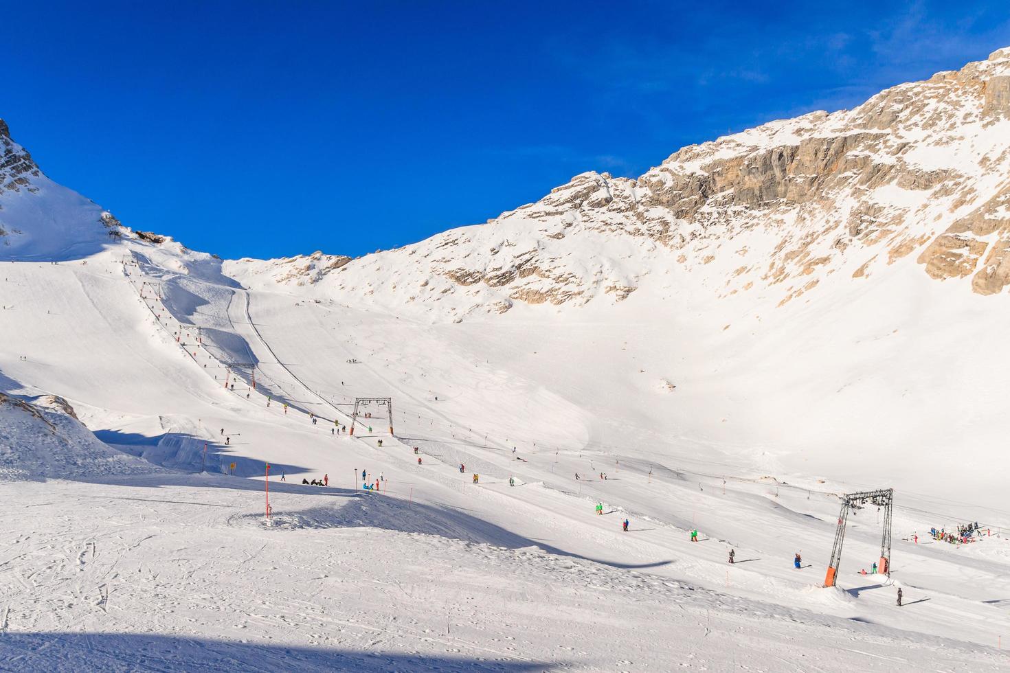 Estación de esquí del glaciar Zugspitze en Alpes bávaros foto