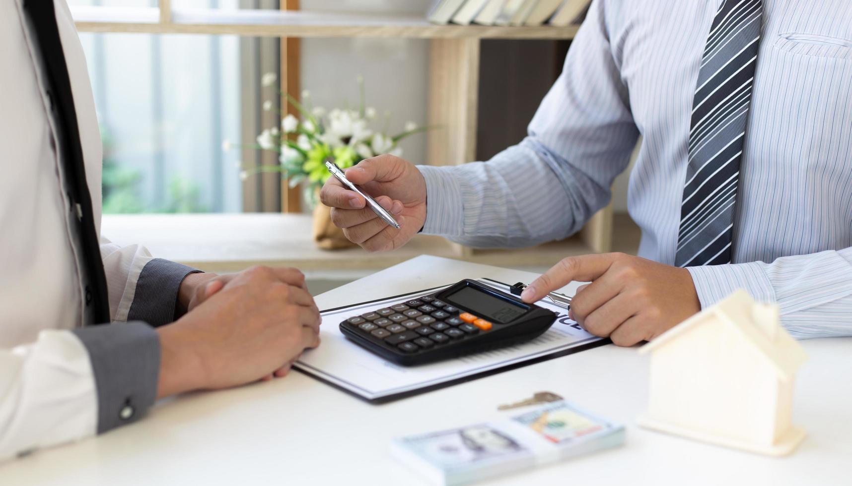 gente de negocios discutiendo finanzas foto