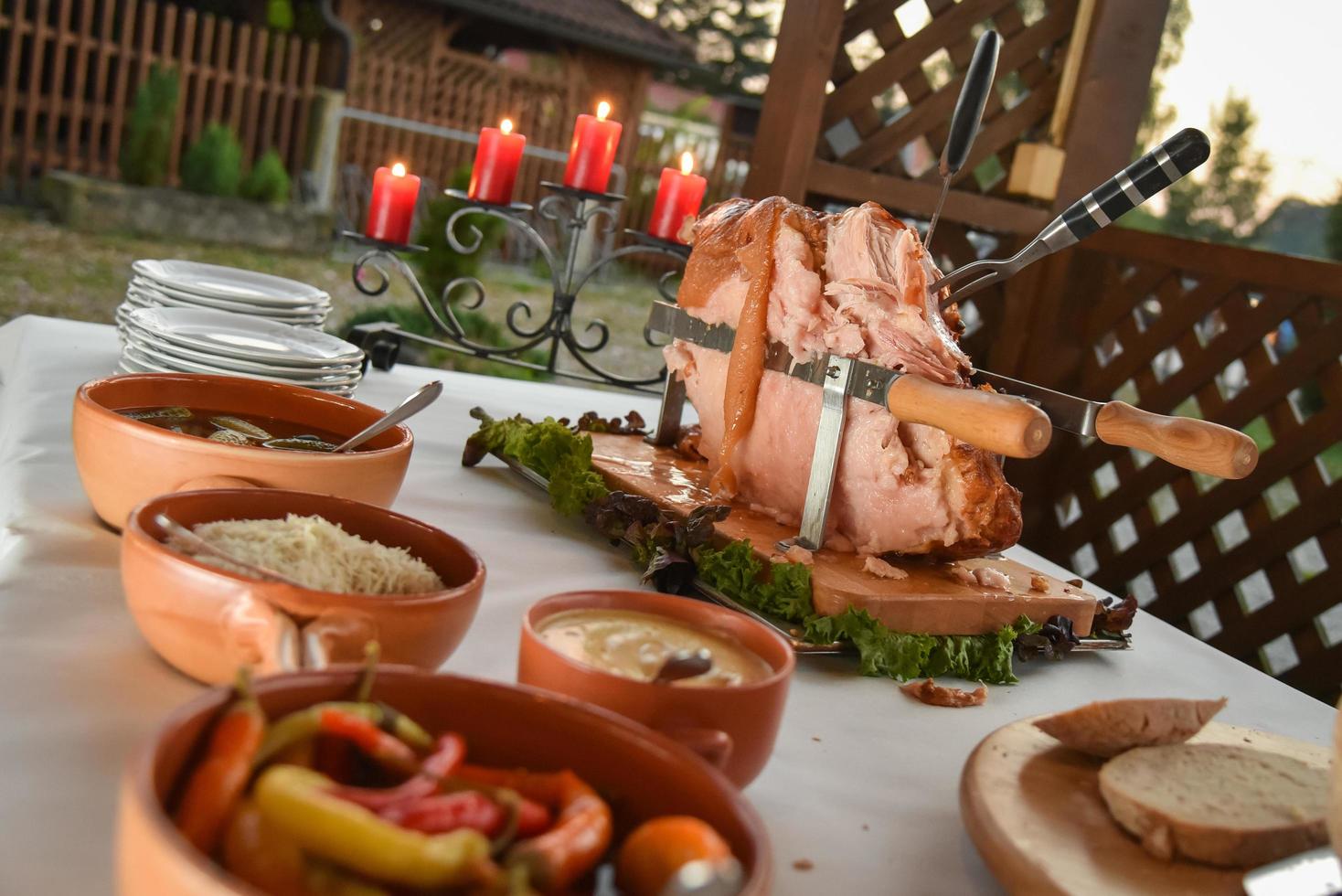 pierna de cerdo con salsas para un banquete foto