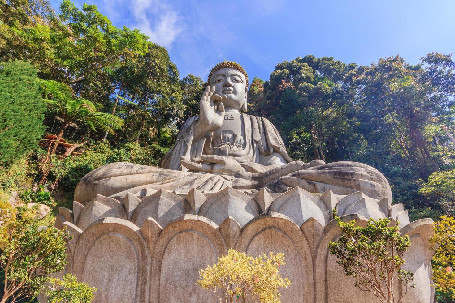 Estatua de Buda en el templo de las cuevas de Chin Swee en Pahang, Malasia foto