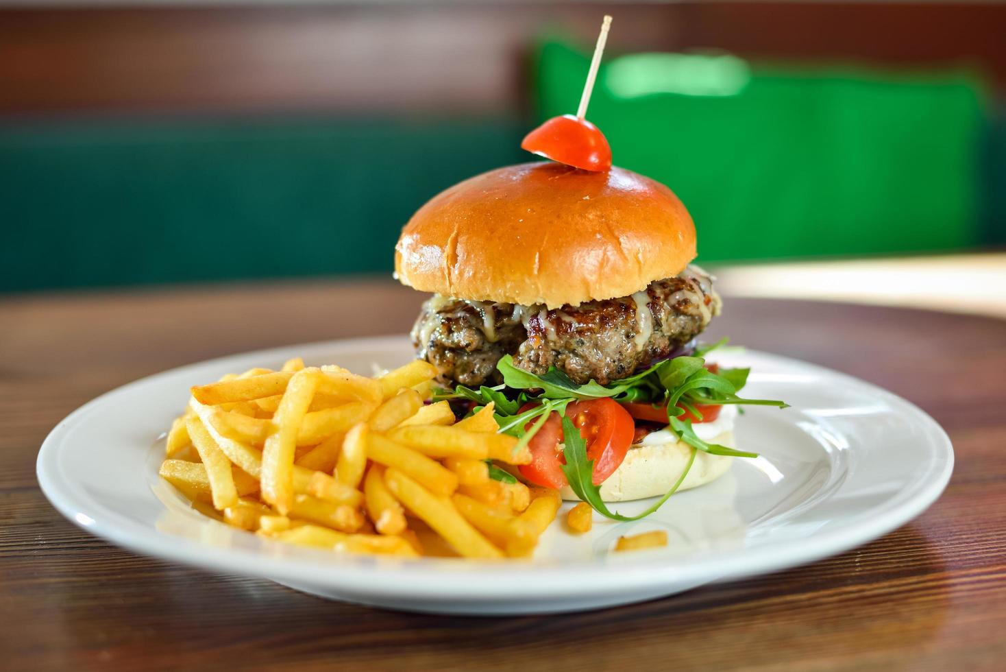 control deslizante de hamburguesa con papas fritas foto