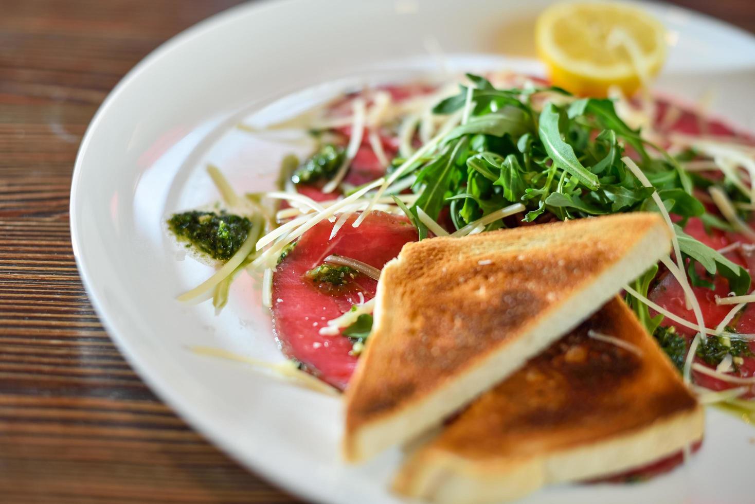 carpaccio con tostada foto