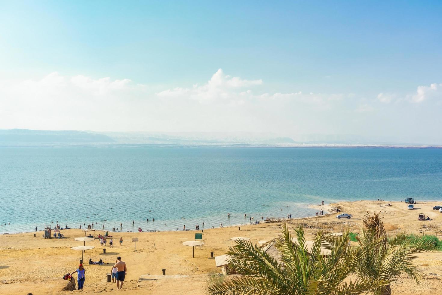 gente en el mar muerto, jordania, 2018 foto