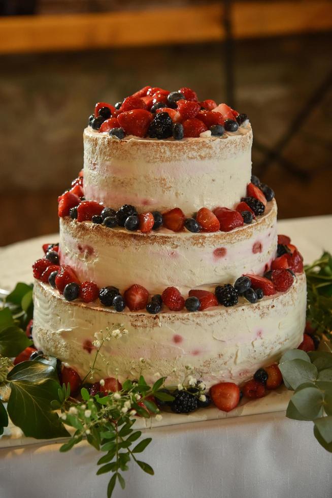 pastel de boda con bayas foto