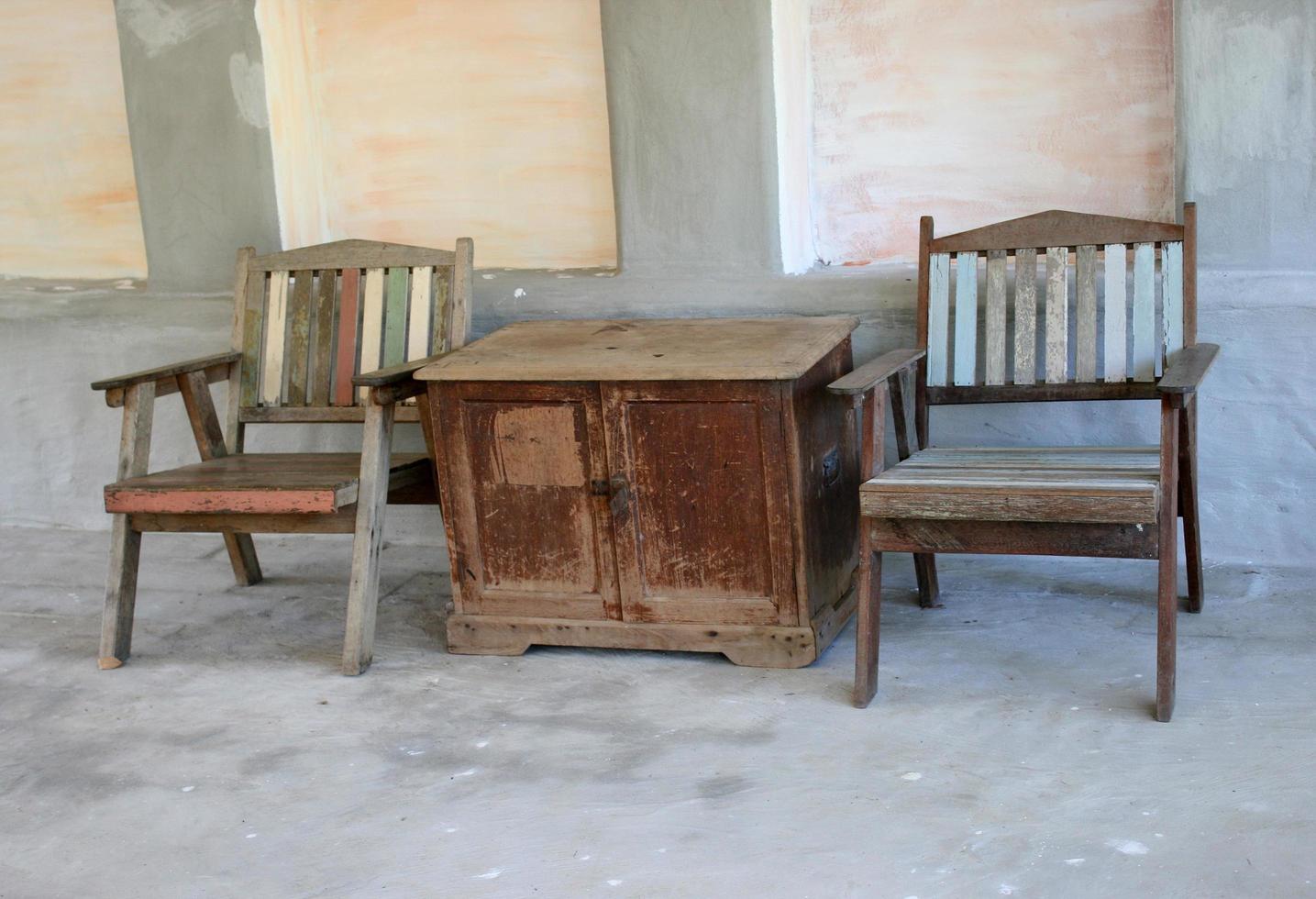 sillas y mesa de madera foto