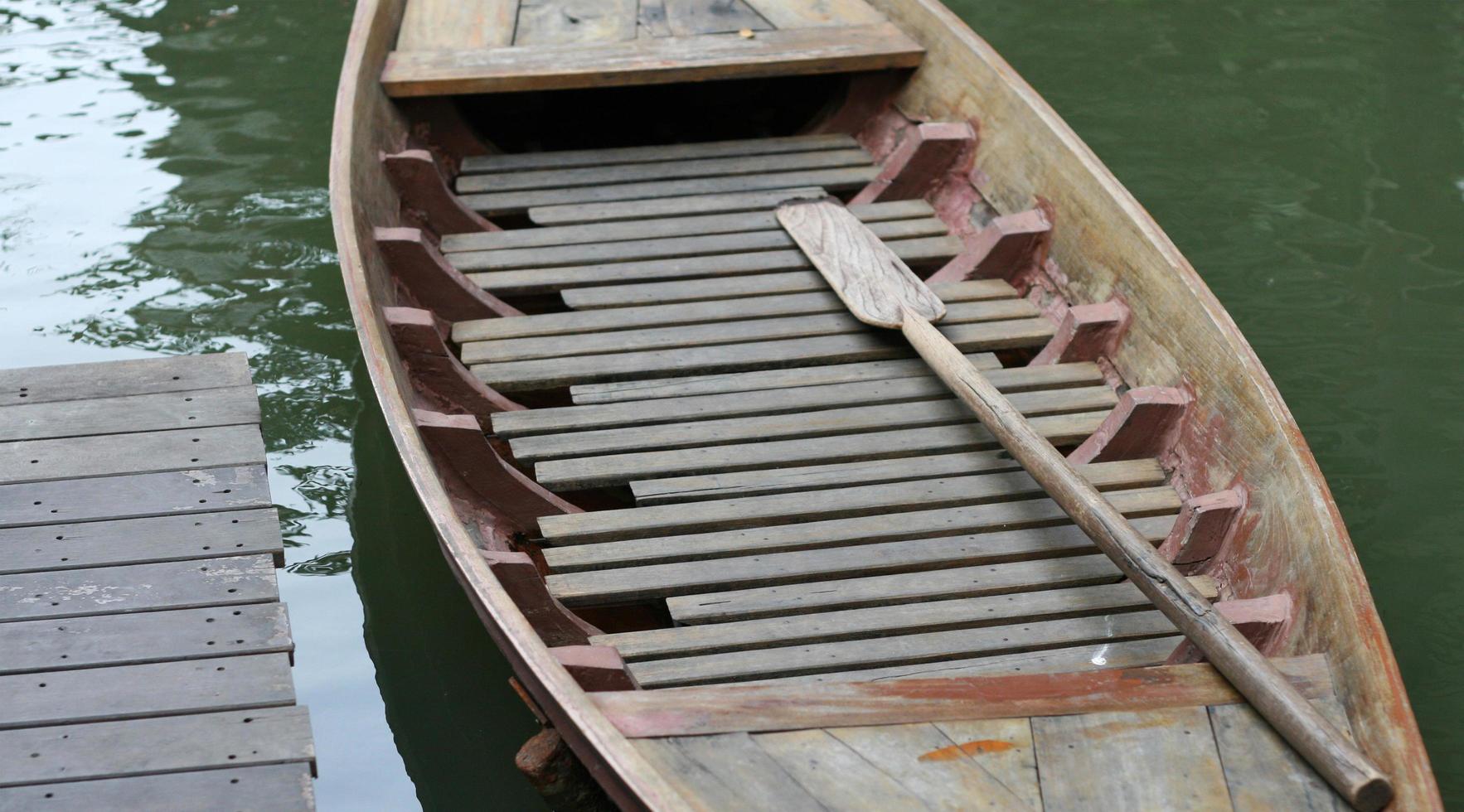 barco de madera flotante foto