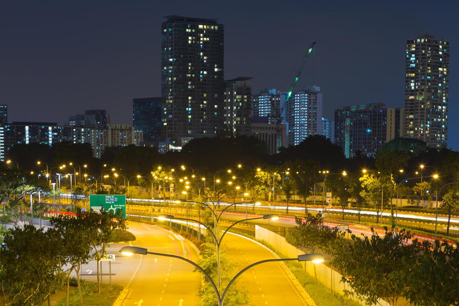 edificios de singapur en la noche foto