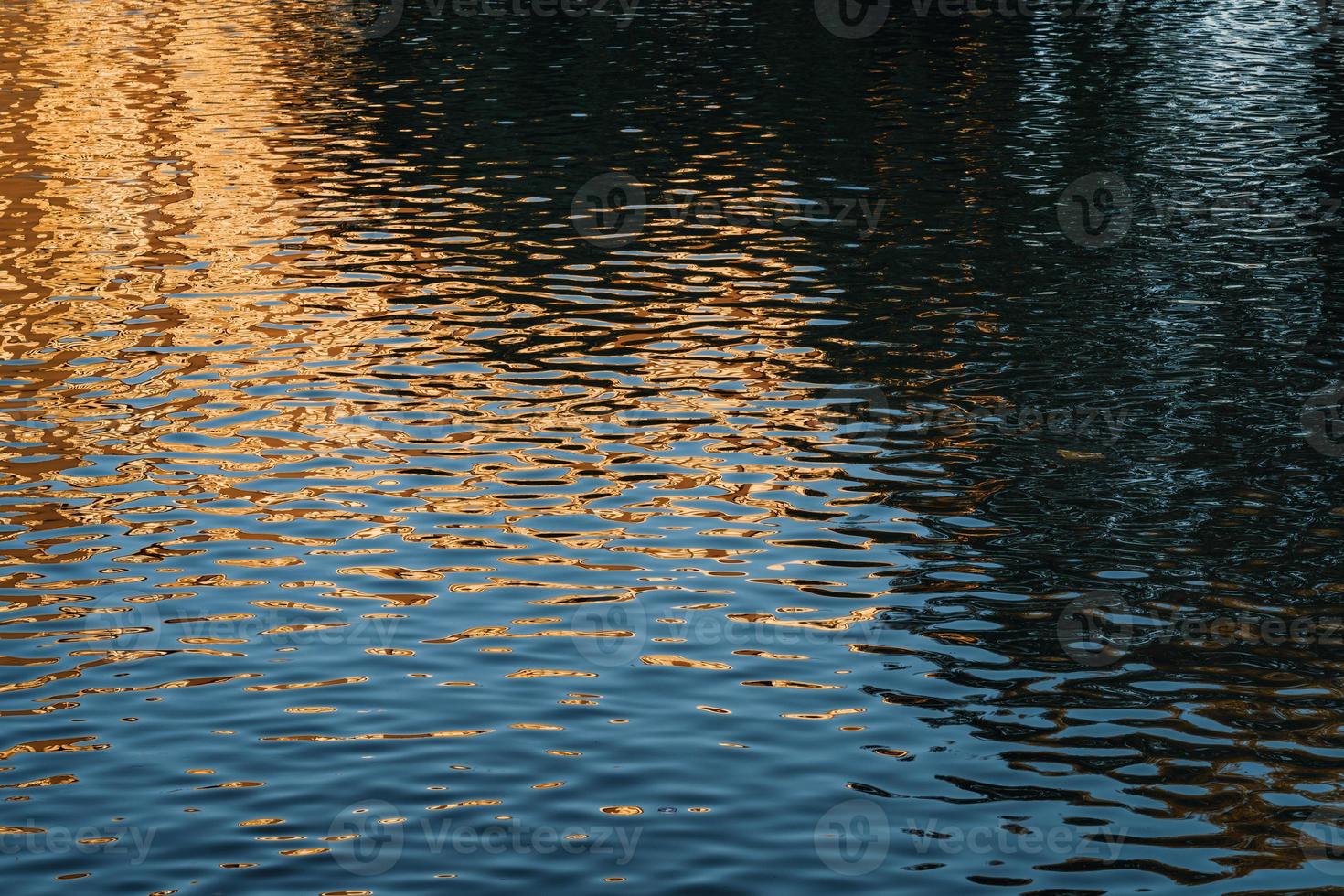 reflejos de luz en un estanque urbano foto