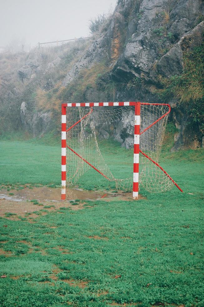 portería de fútbol en un campo foto