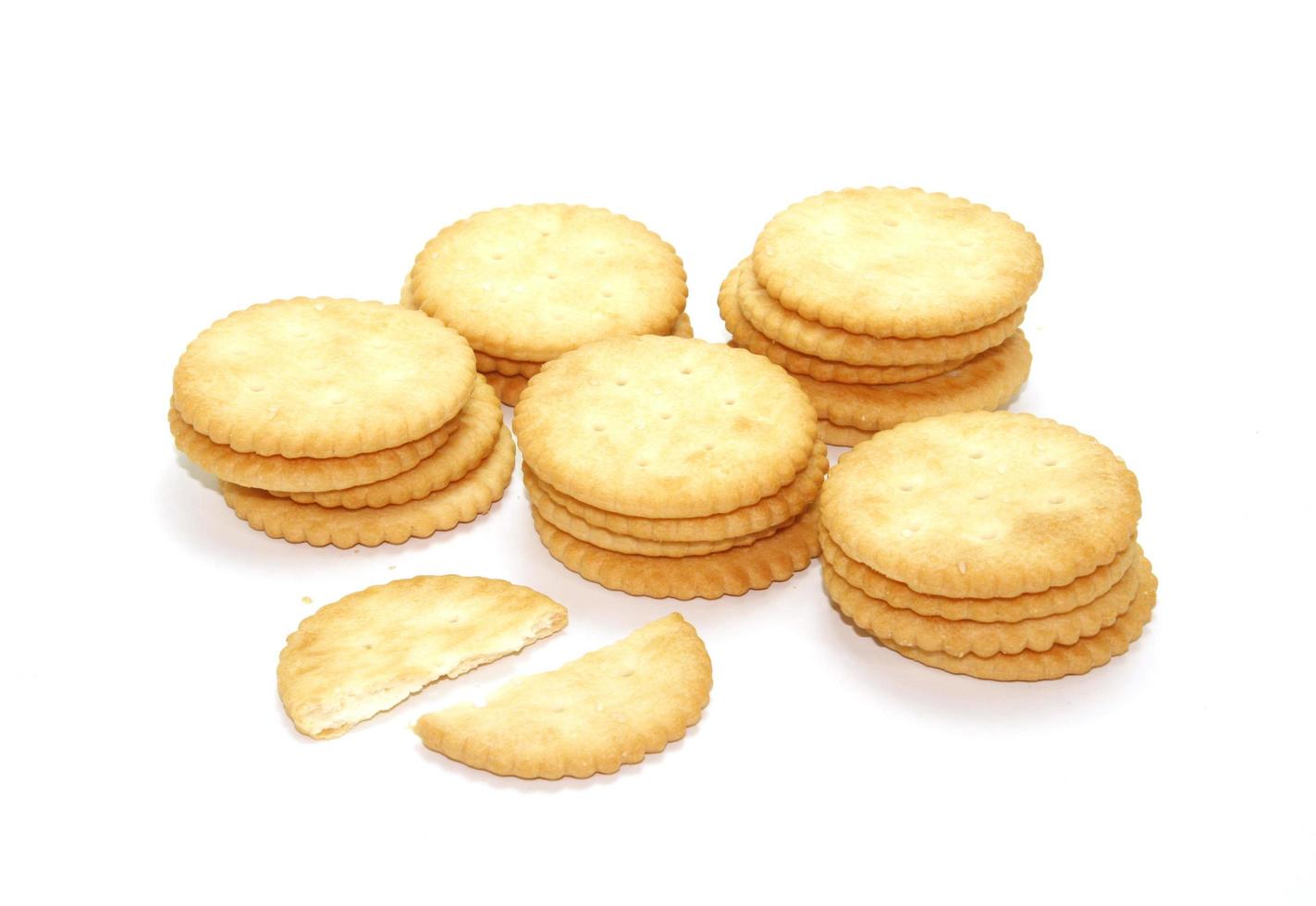 Pilas de galletas en blanco foto