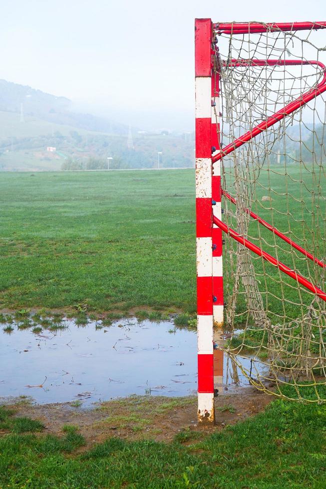 portería de fútbol en un campo foto