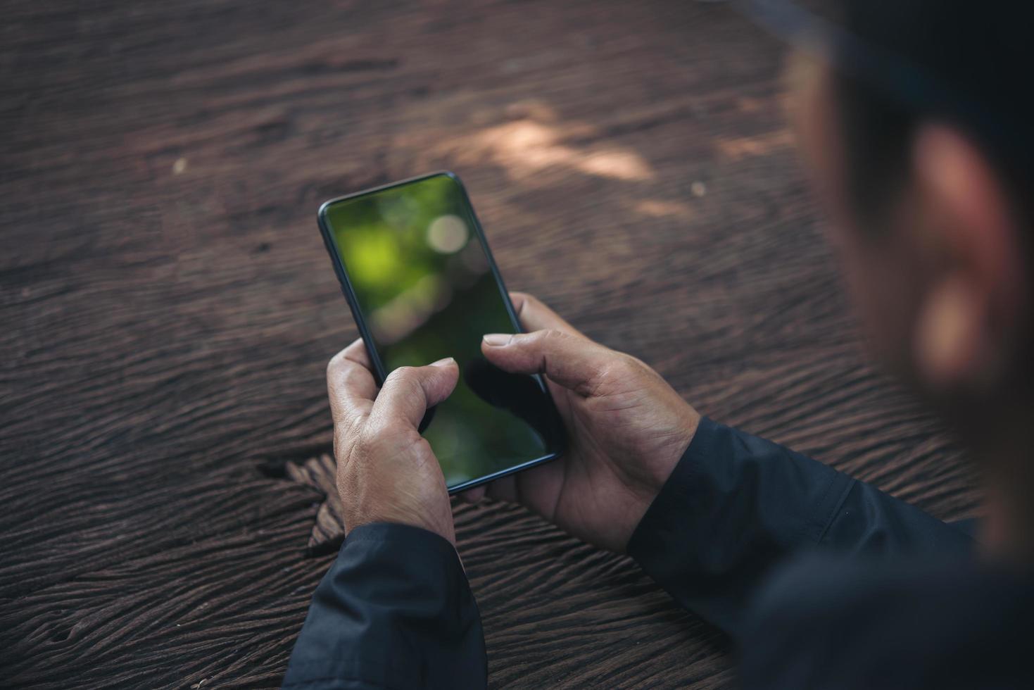 manos escribiendo en el teléfono inteligente foto