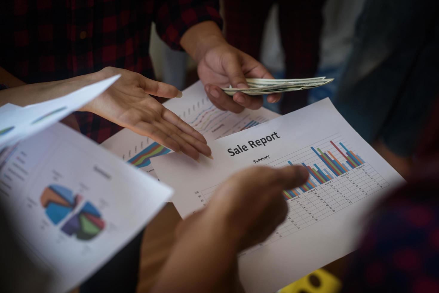 Compañeros de trabajo de negocios discutiendo la planificación de proyectos en la oficina foto