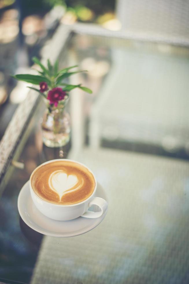 café latte art con espuma de leche en forma de corazón foto