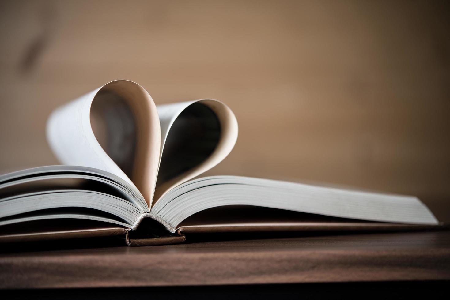 páginas de un libro con forma de corazón foto