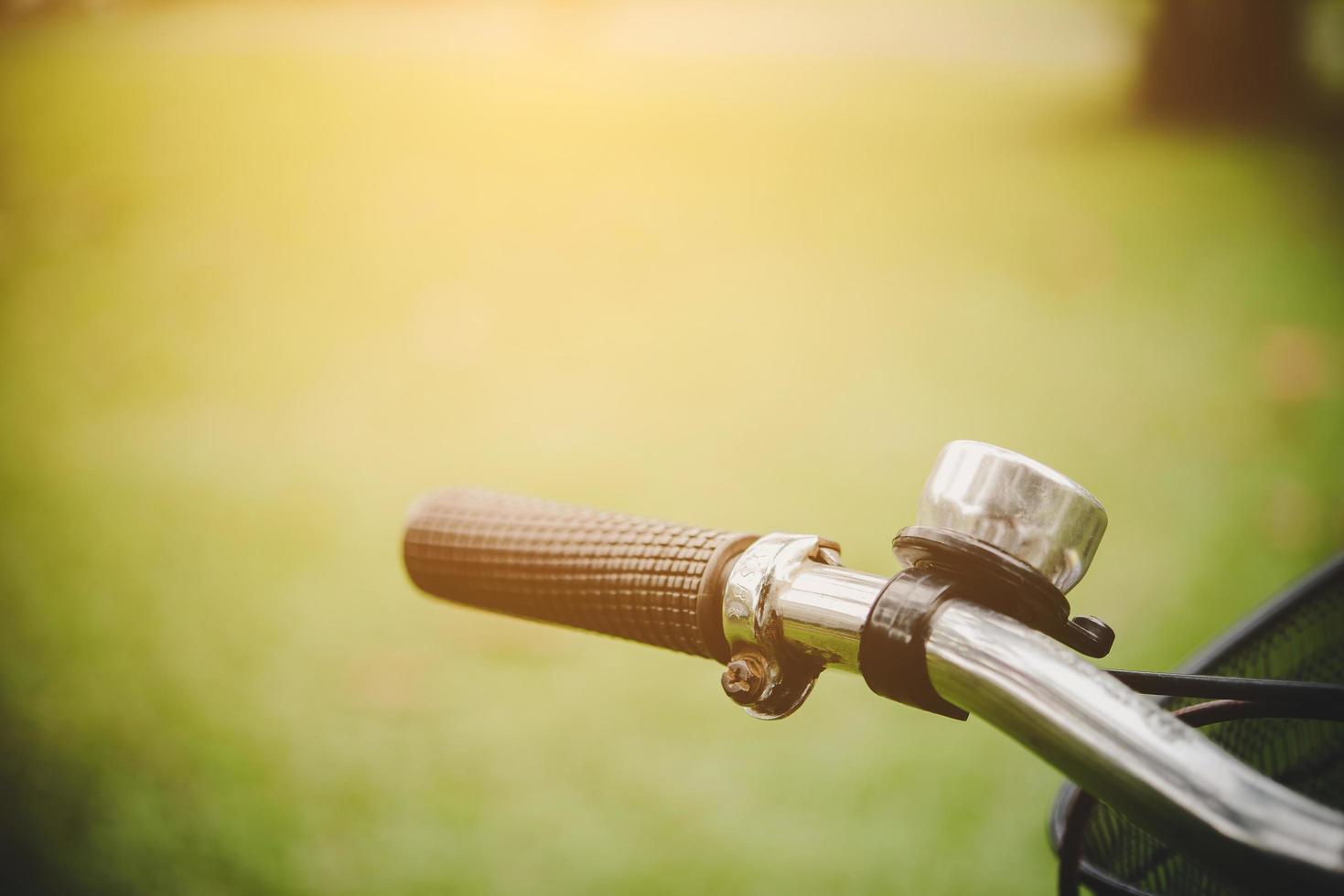 Primer plano de freno de mano y campana en bicicleta vintage foto