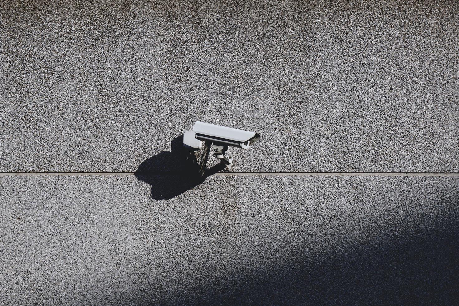 cámara de seguridad en la pared del edificio foto