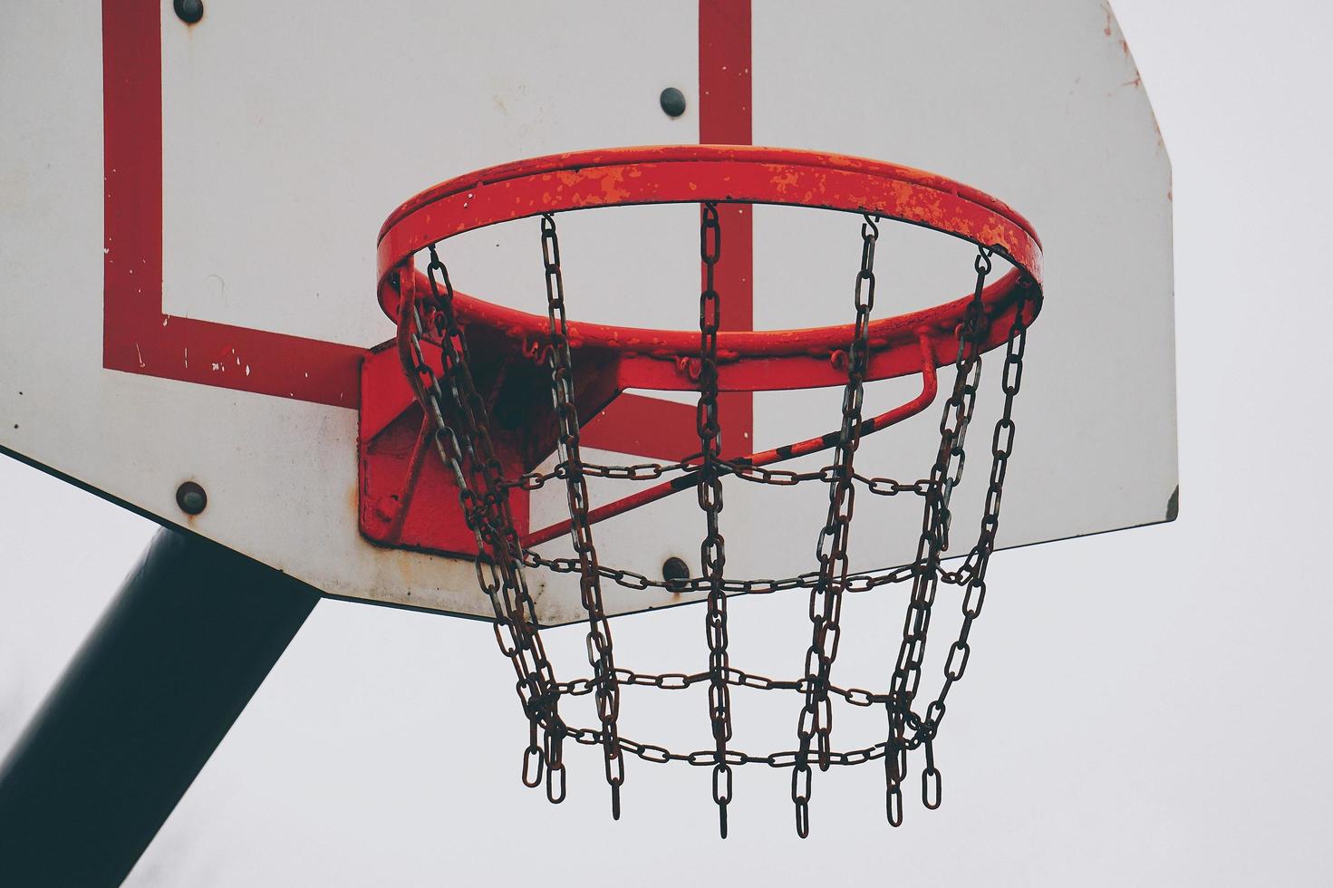 canasta de baloncesto con red de cadena foto