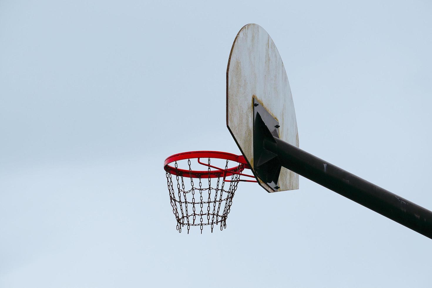 canasta de baloncesto con red de cadena foto