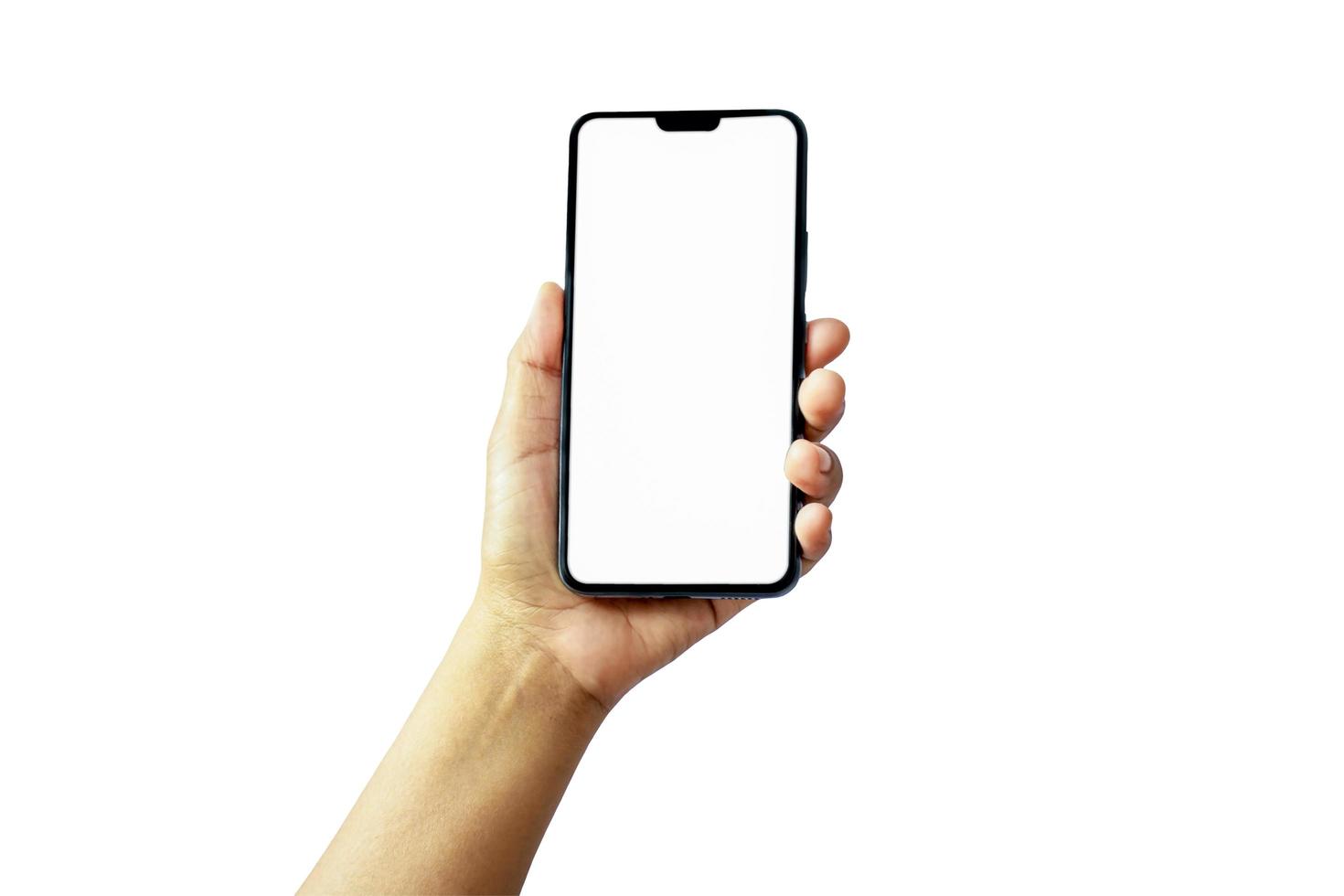 Ideas de publicidad y comunicación por Internet, la mano sostiene la pantalla blanca, el teléfono móvil está aislado en un fondo blanco con el trazado de recorte foto