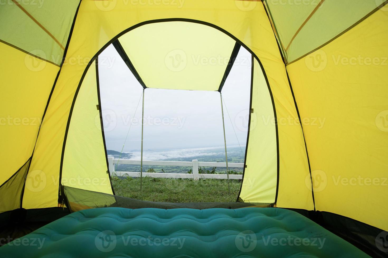 vista al mar desde una carpa foto