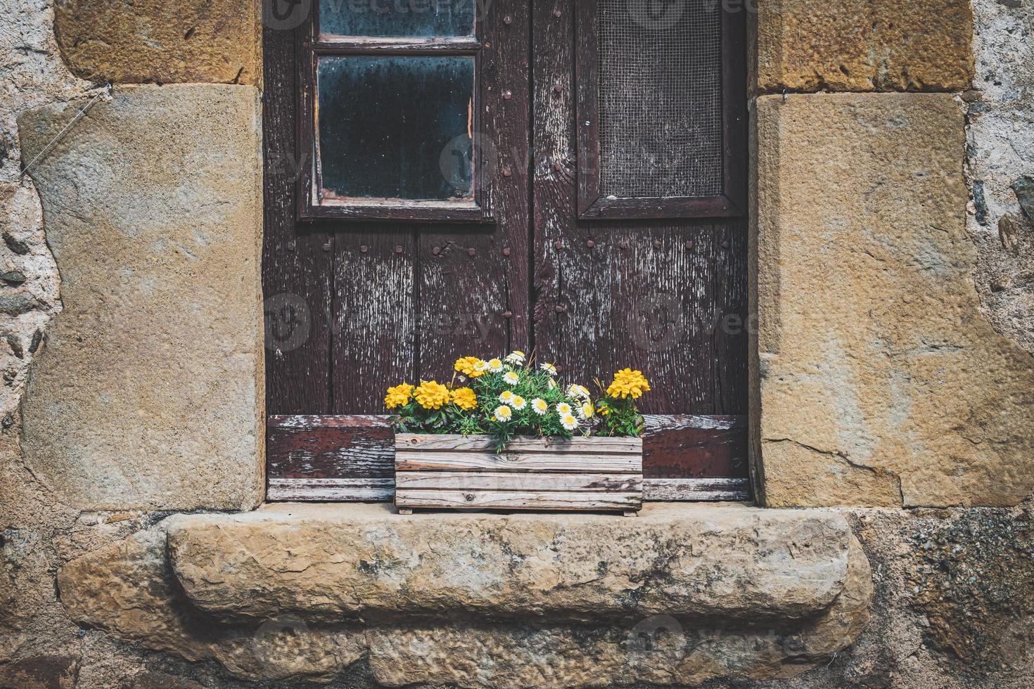 Ventana rural vieja con una olla de madera foto