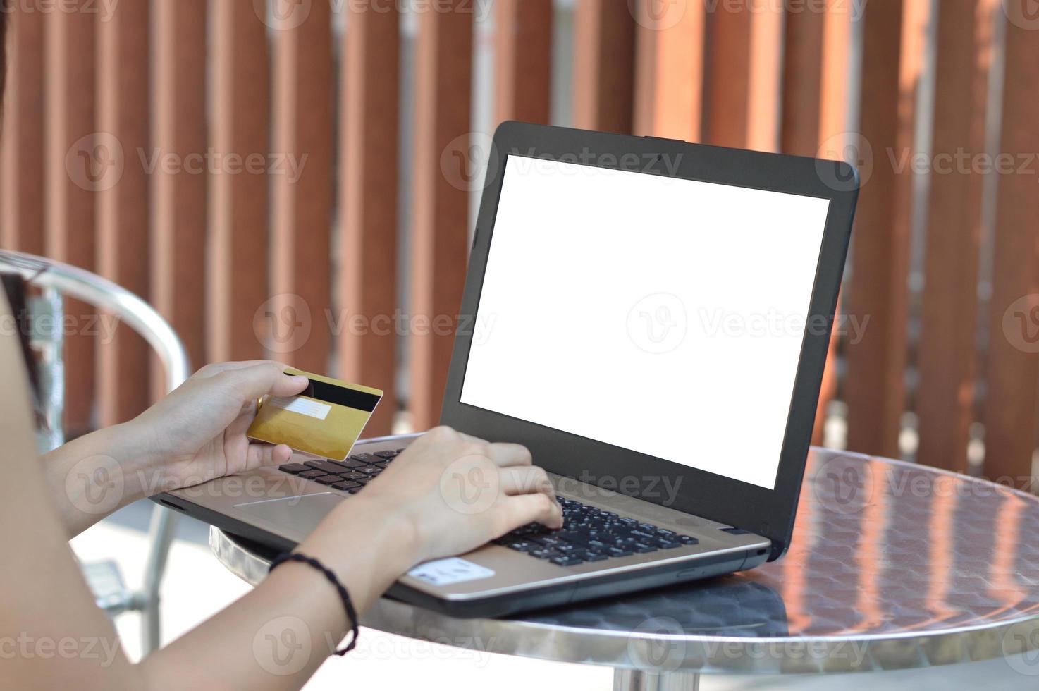 concepto de compras en línea con pantalla de portátil en blanco foto