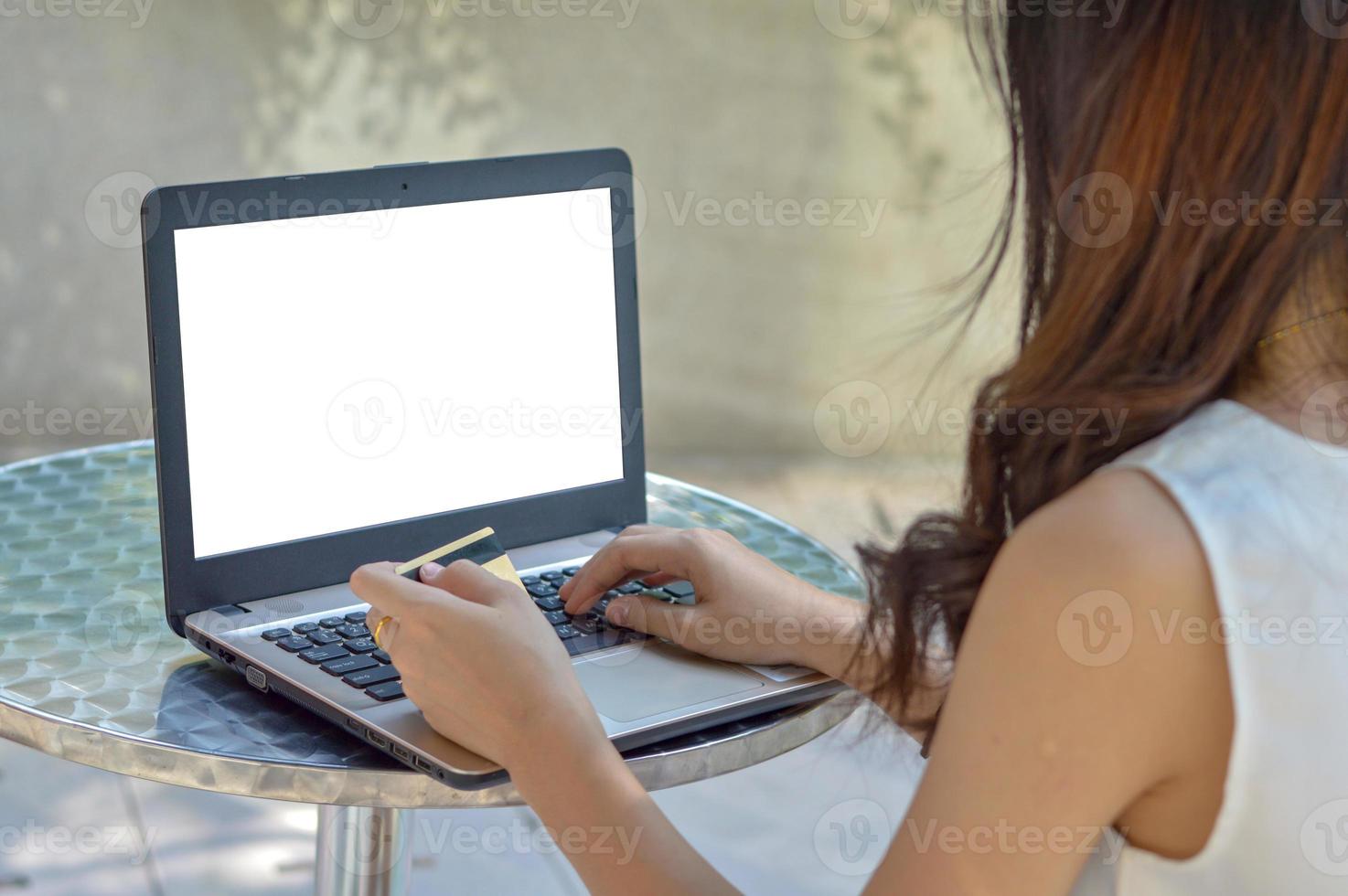 laptop con pantalla blanca foto