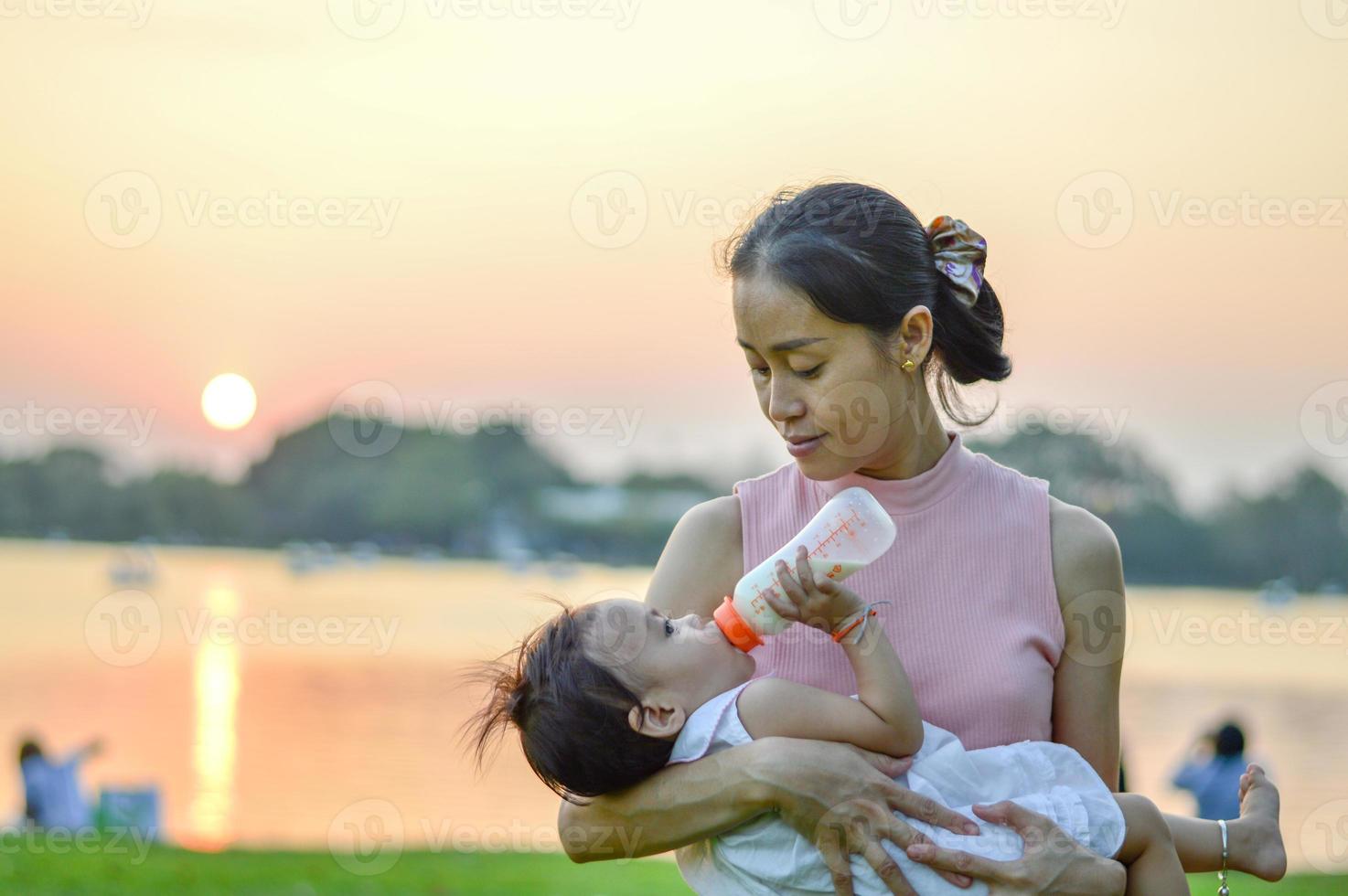 Retrato de madre e hija en un parque de verano al atardecer foto