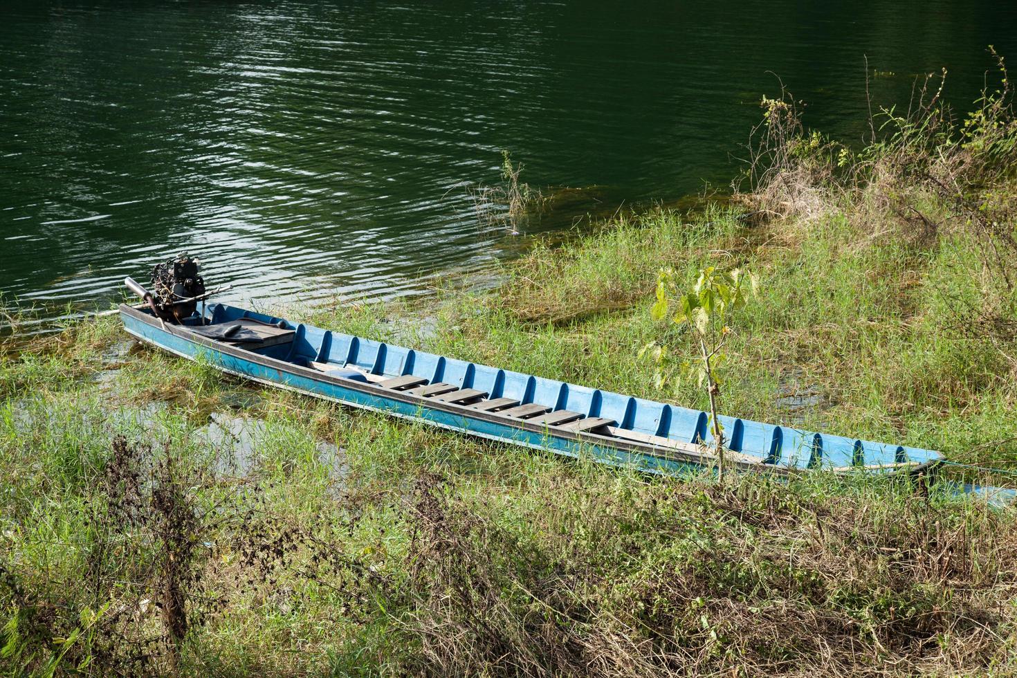 barco amarrado en la orilla del río foto