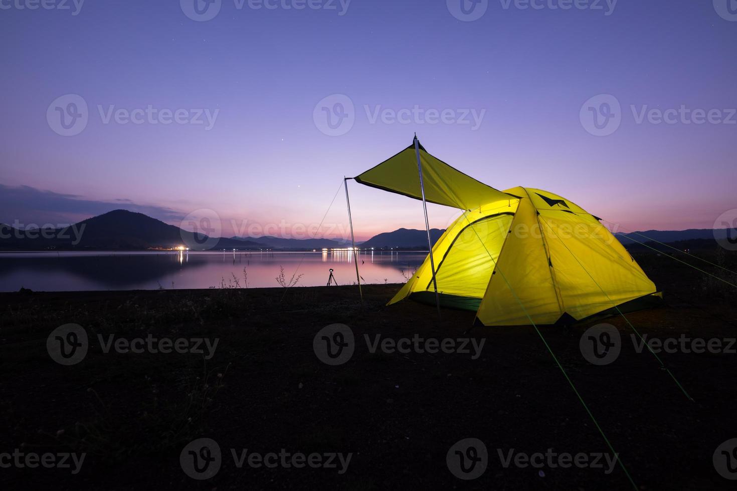 tienda de campaña al atardecer foto