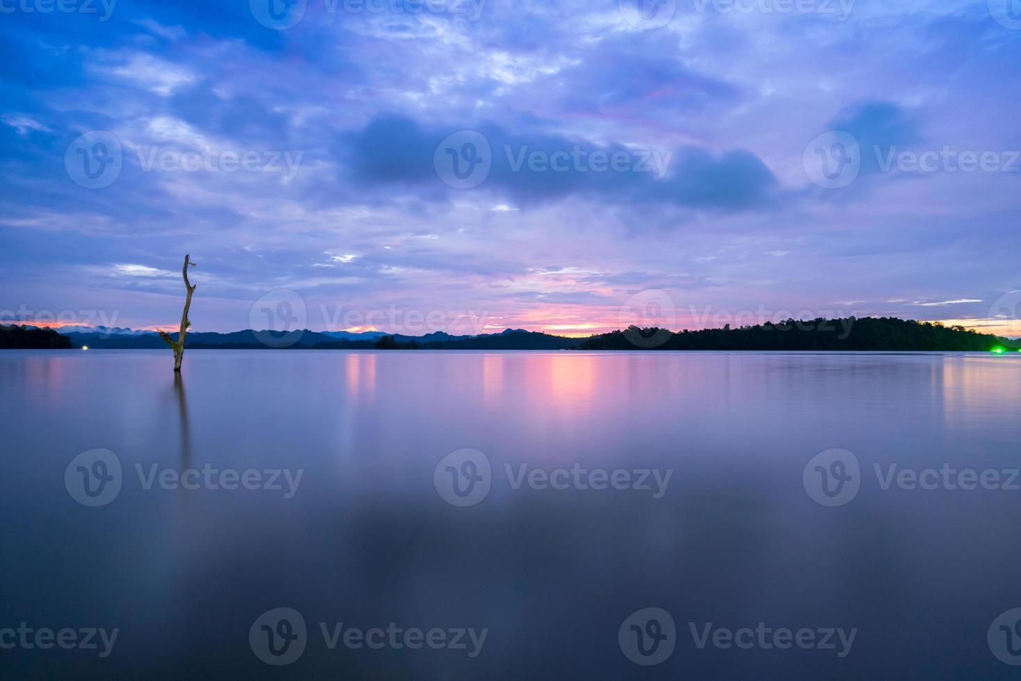 colorido amanecer sobre un cuerpo de agua foto